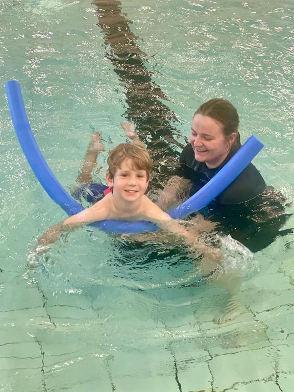 Marceline Daukant im Wasser mit Kind und Schwimmnudel